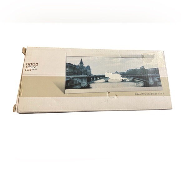 Fetco Panoramic Cityscape Frame in White and Gray - Picture 3 of 3